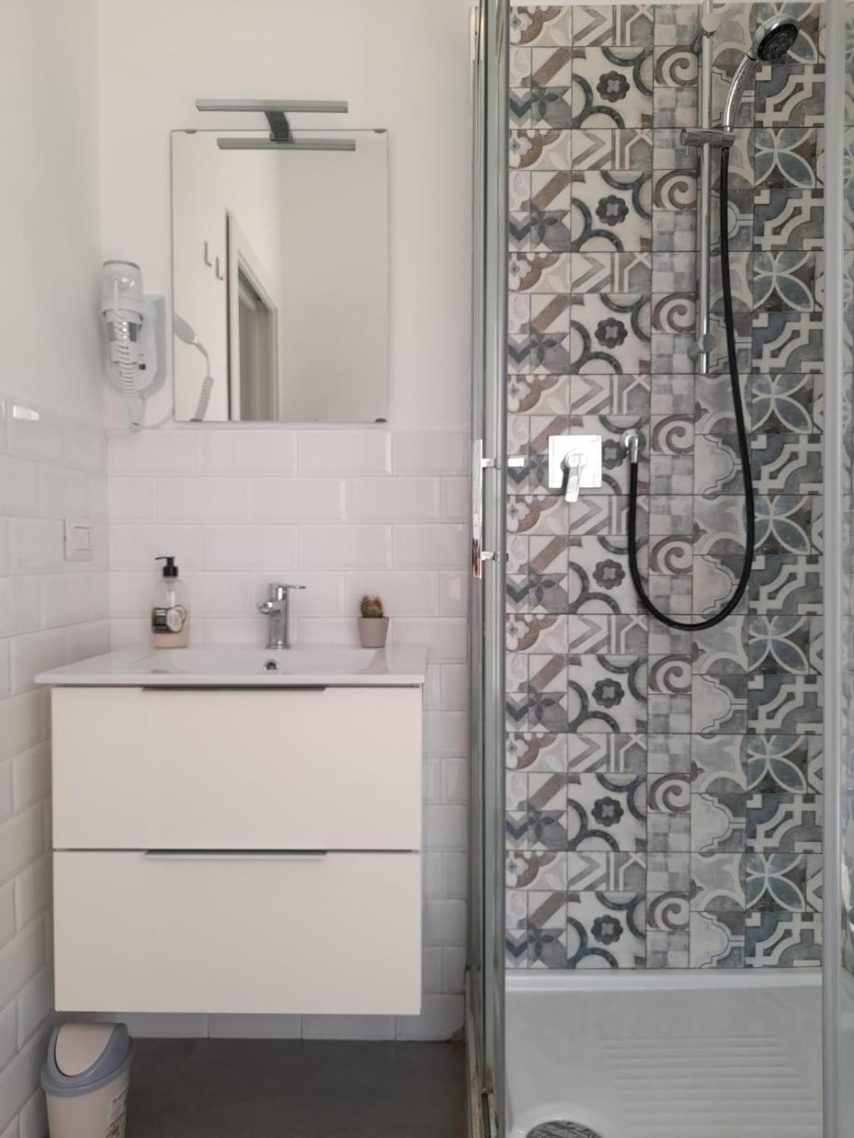-l' Oasi Del Turista, 5- Station Private External Bathroom *